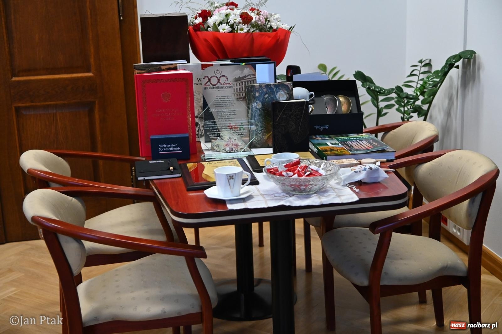 Zdjęcie w galerii na portalu naszraciborz.pl: Jubileuszowa Noc Otwartych Sądów przyciągnęła tłumy mieszkańców do raciborskiej Temidy wiadomości z regionu