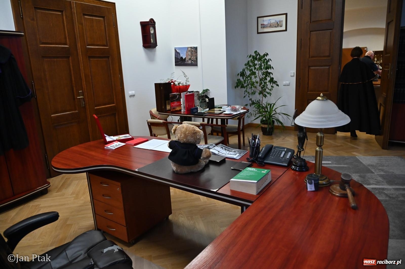 Zdjęcie w galerii na portalu naszraciborz.pl: Jubileuszowa Noc Otwartych Sądów przyciągnęła tłumy mieszkańców do raciborskiej Temidy wiadomości z regionu