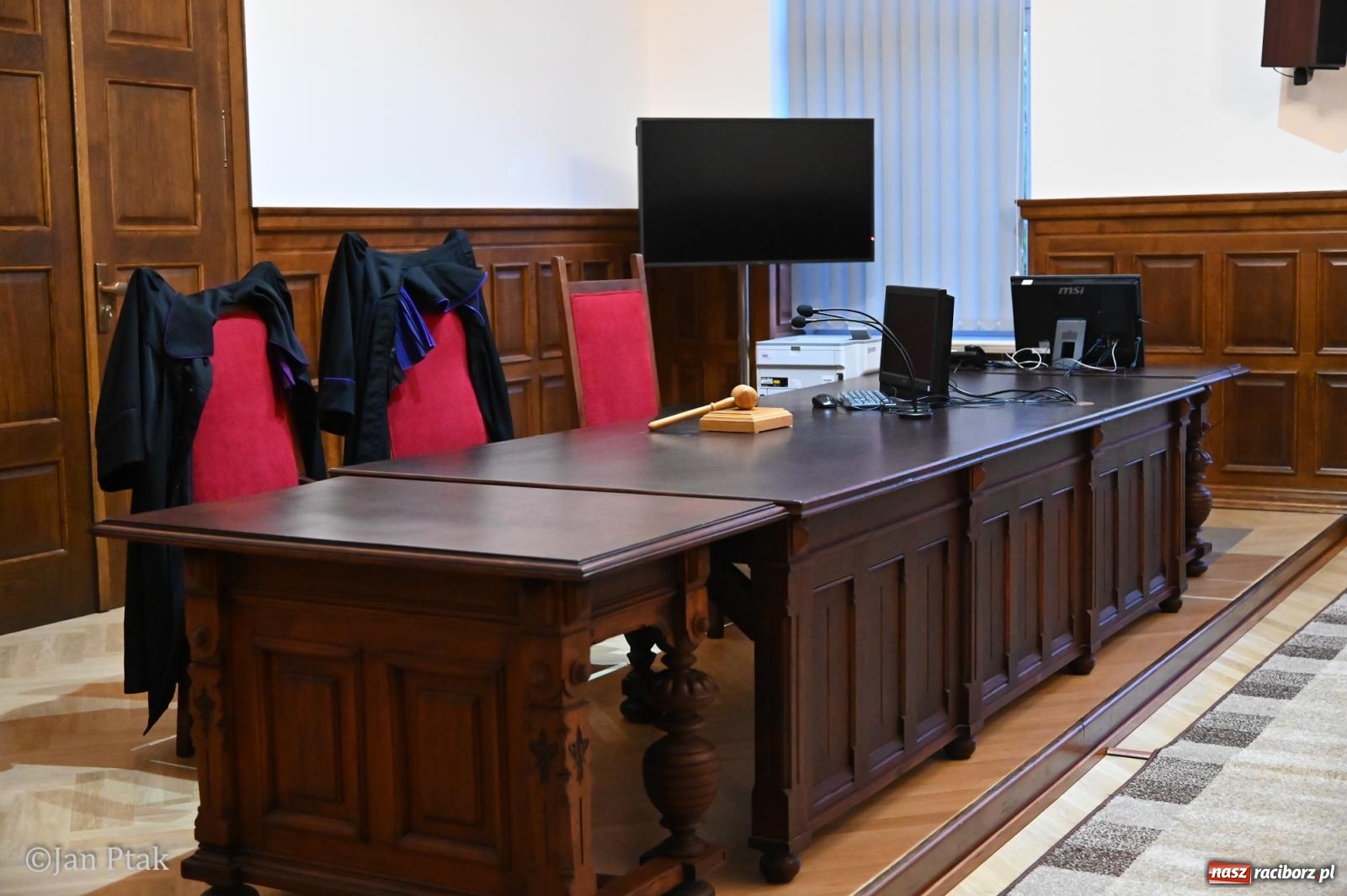 Zdjęcie w galerii na portalu naszraciborz.pl: Jubileuszowa Noc Otwartych Sądów przyciągnęła tłumy mieszkańców do raciborskiej Temidy wiadomości z regionu