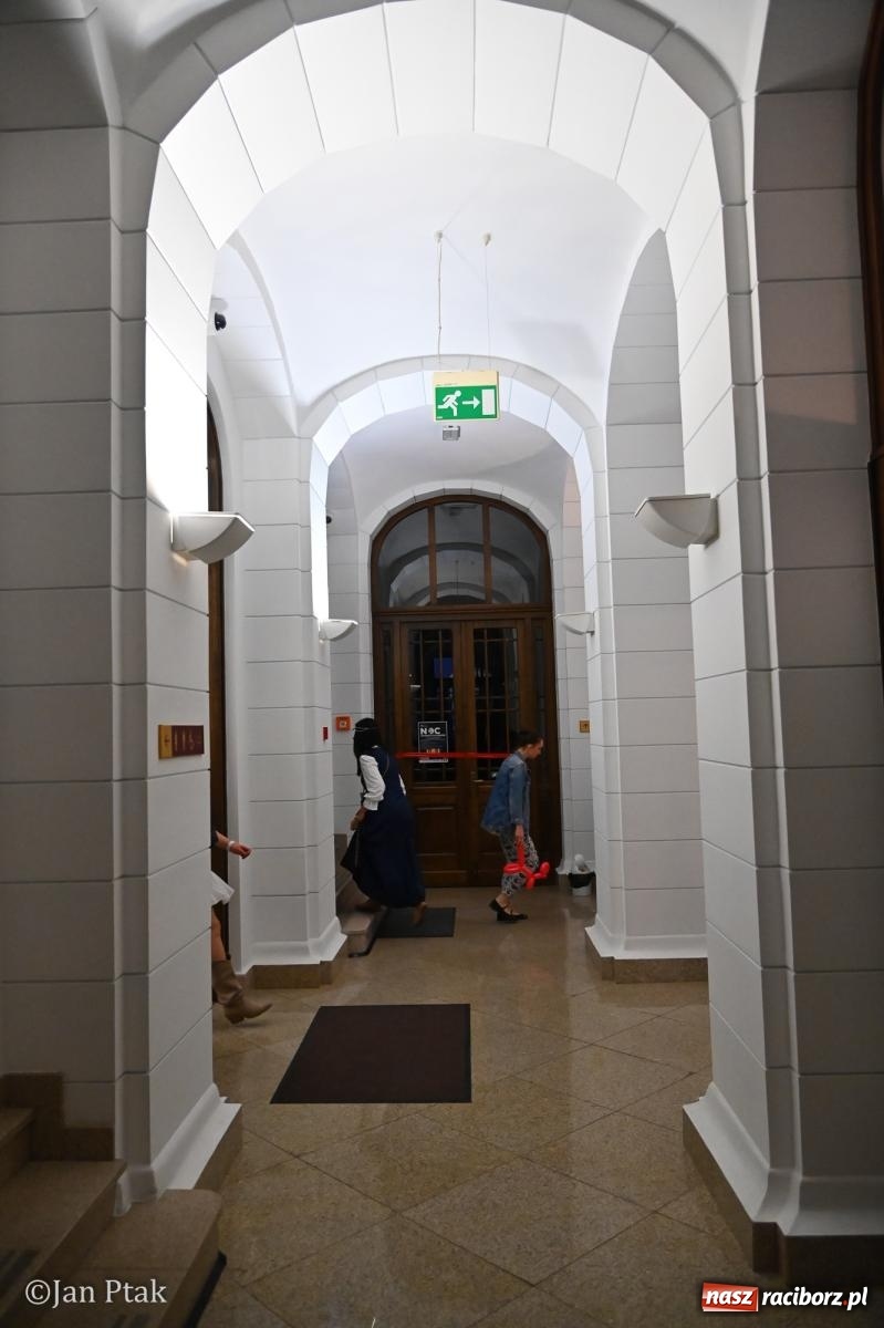 Zdjęcie w galerii na portalu naszraciborz.pl: Jubileuszowa Noc Otwartych Sądów przyciągnęła tłumy mieszkańców do raciborskiej Temidy wiadomości z regionu