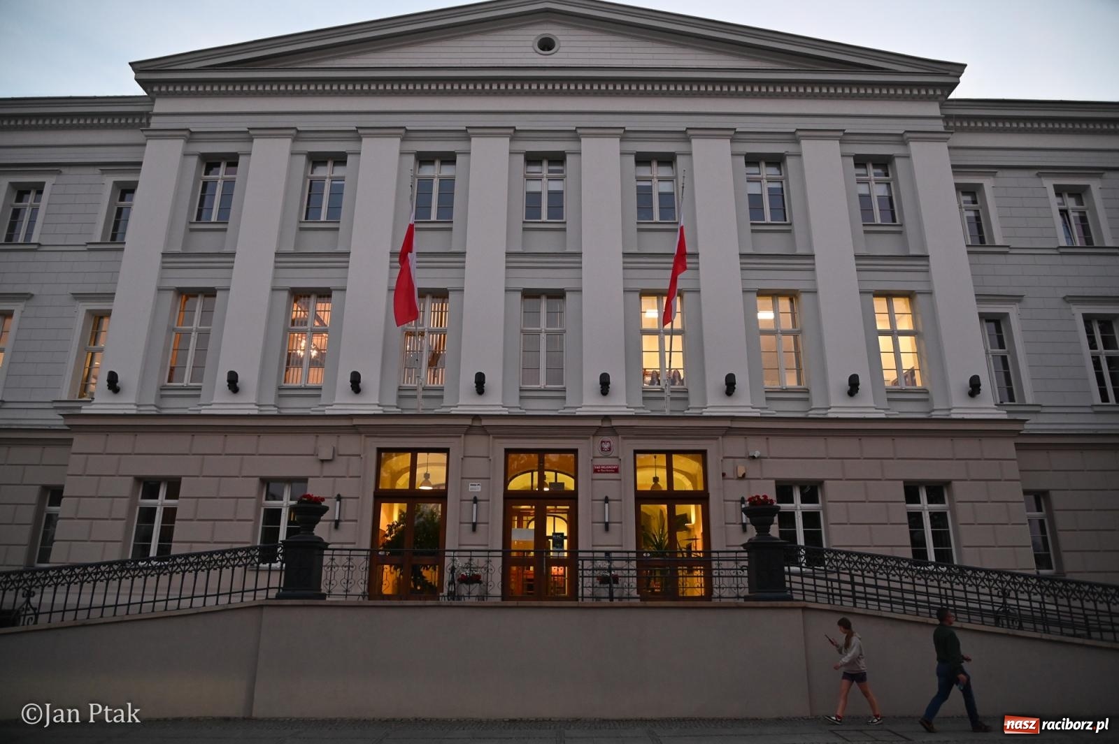 Zdjęcie w galerii na portalu naszraciborz.pl: Jubileuszowa Noc Otwartych Sądów przyciągnęła tłumy mieszkańców do raciborskiej Temidy wiadomości z regionu