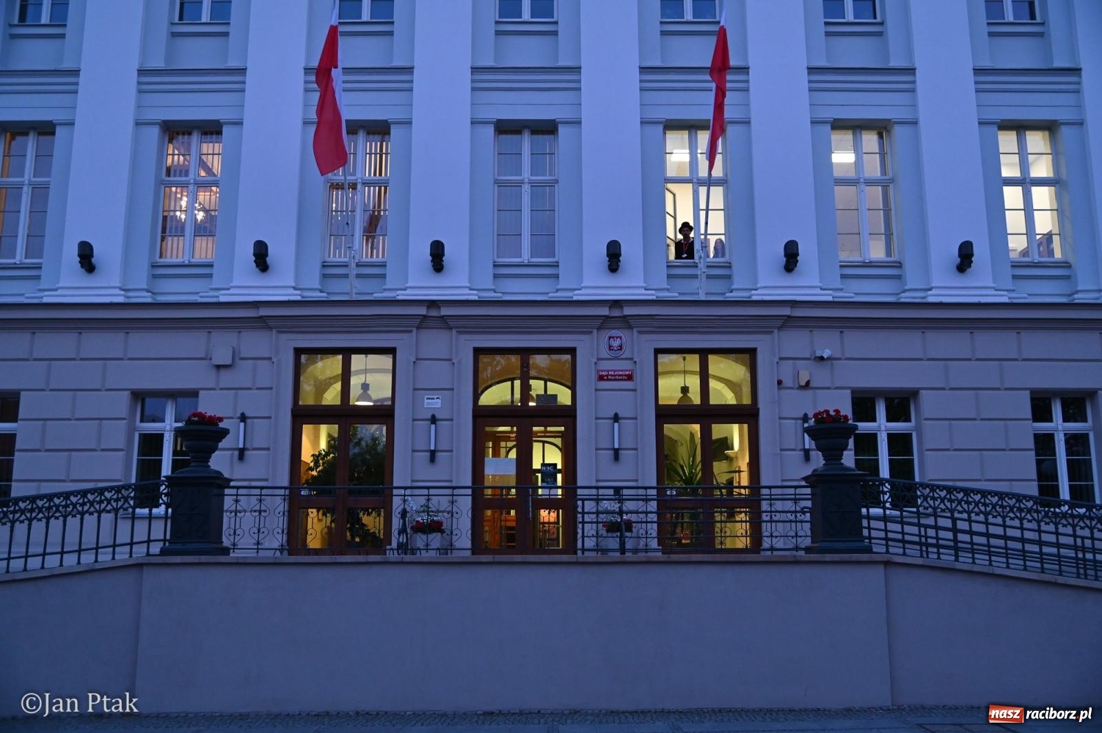 Zdjęcie w galerii na portalu naszraciborz.pl: Jubileuszowa Noc Otwartych Sądów przyciągnęła tłumy mieszkańców do raciborskiej Temidy wiadomości z regionu
