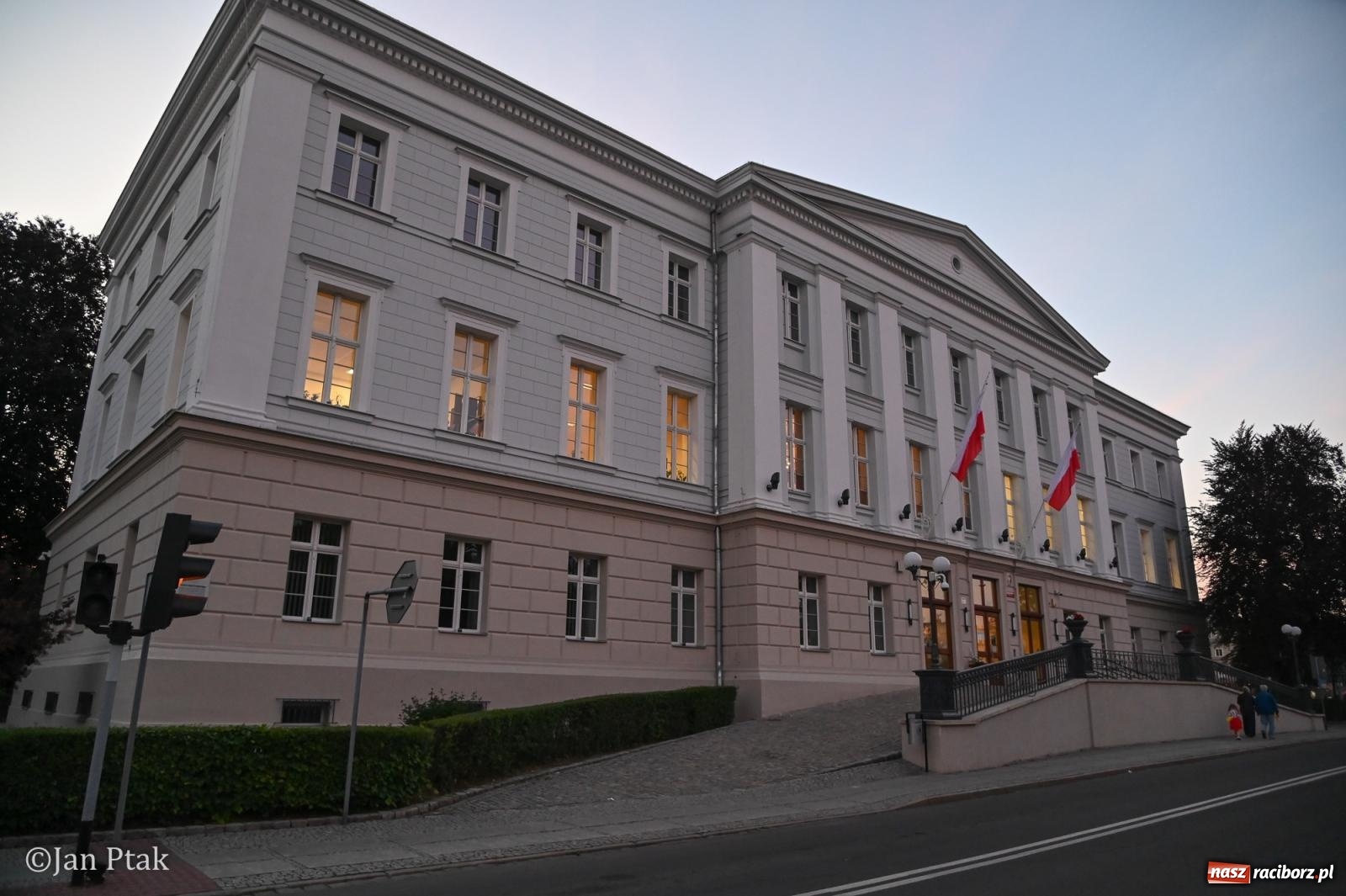 Zdjęcie w galerii na portalu naszraciborz.pl: Jubileuszowa Noc Otwartych Sądów przyciągnęła tłumy mieszkańców do raciborskiej Temidy wiadomości z regionu
