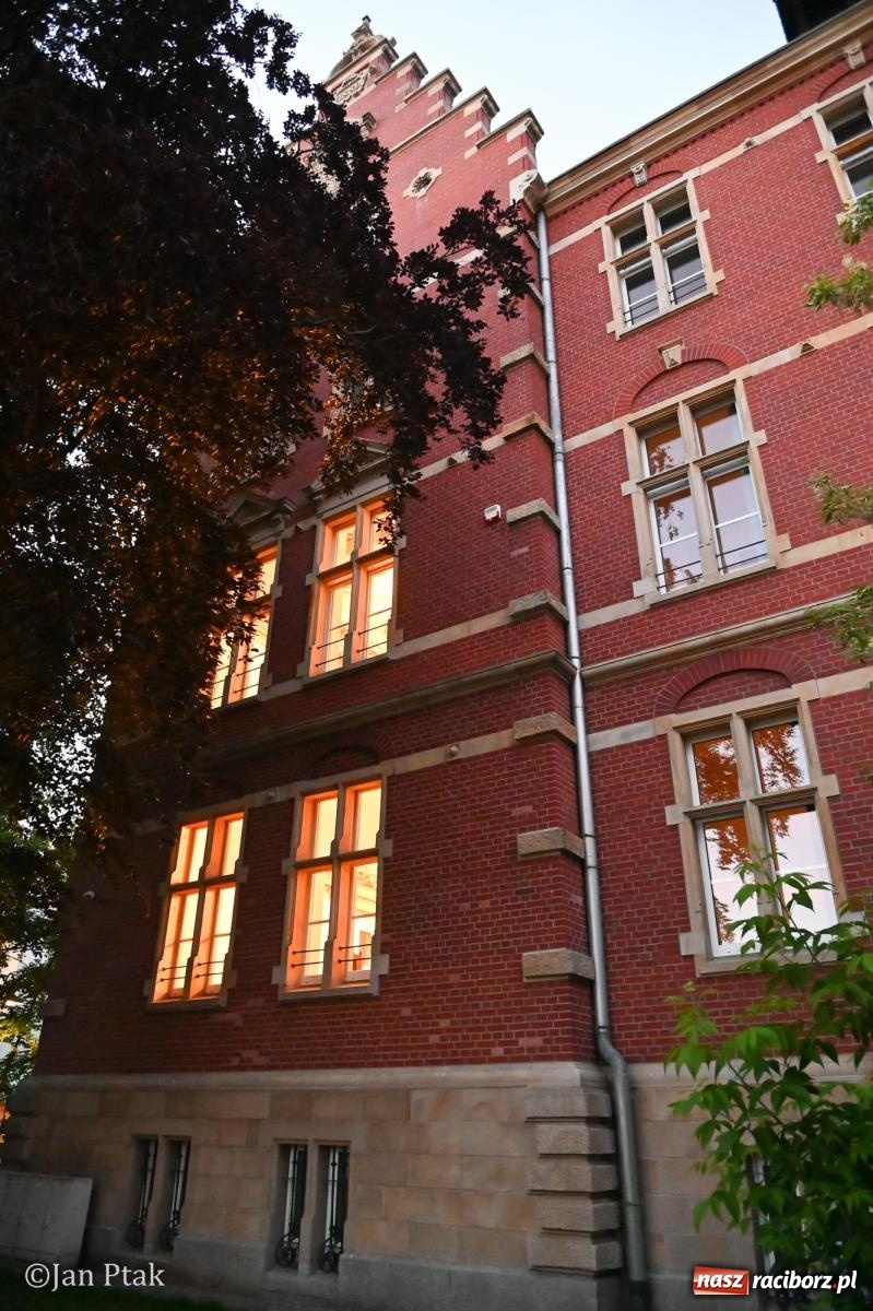 Zdjęcie w galerii na portalu naszraciborz.pl: Jubileuszowa Noc Otwartych Sądów przyciągnęła tłumy mieszkańców do raciborskiej Temidy wiadomości z regionu