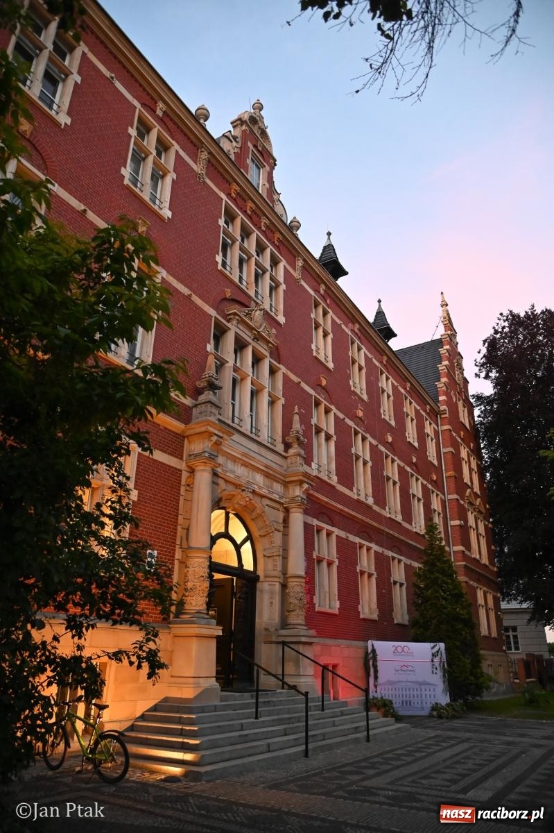 Zdjęcie w galerii na portalu naszraciborz.pl: Jubileuszowa Noc Otwartych Sądów przyciągnęła tłumy mieszkańców do raciborskiej Temidy wiadomości z regionu