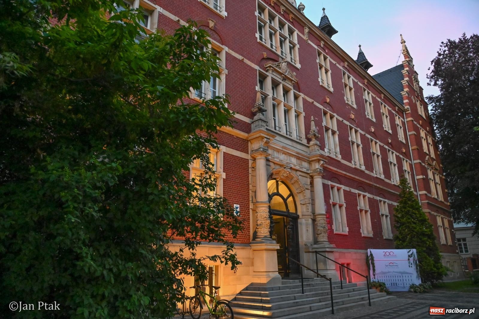 Zdjęcie w galerii na portalu naszraciborz.pl: Jubileuszowa Noc Otwartych Sądów przyciągnęła tłumy mieszkańców do raciborskiej Temidy wiadomości z regionu