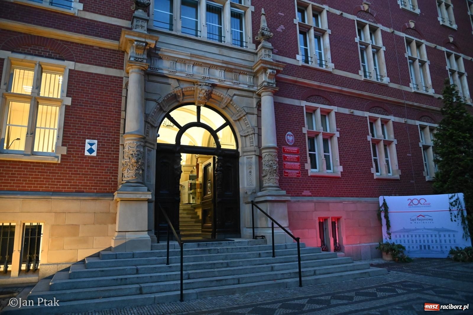Zdjęcie w galerii na portalu naszraciborz.pl: Jubileuszowa Noc Otwartych Sądów przyciągnęła tłumy mieszkańców do raciborskiej Temidy wiadomości z regionu