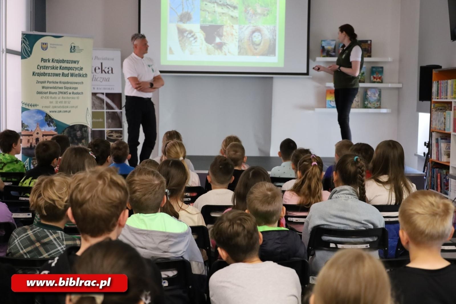 Zdjęcie w galerii na portalu naszraciborz.pl: O dziuplaki nasze dbamy! Nietypowa lekcja w raciborskiej bibliotece wiadomości z regionu
