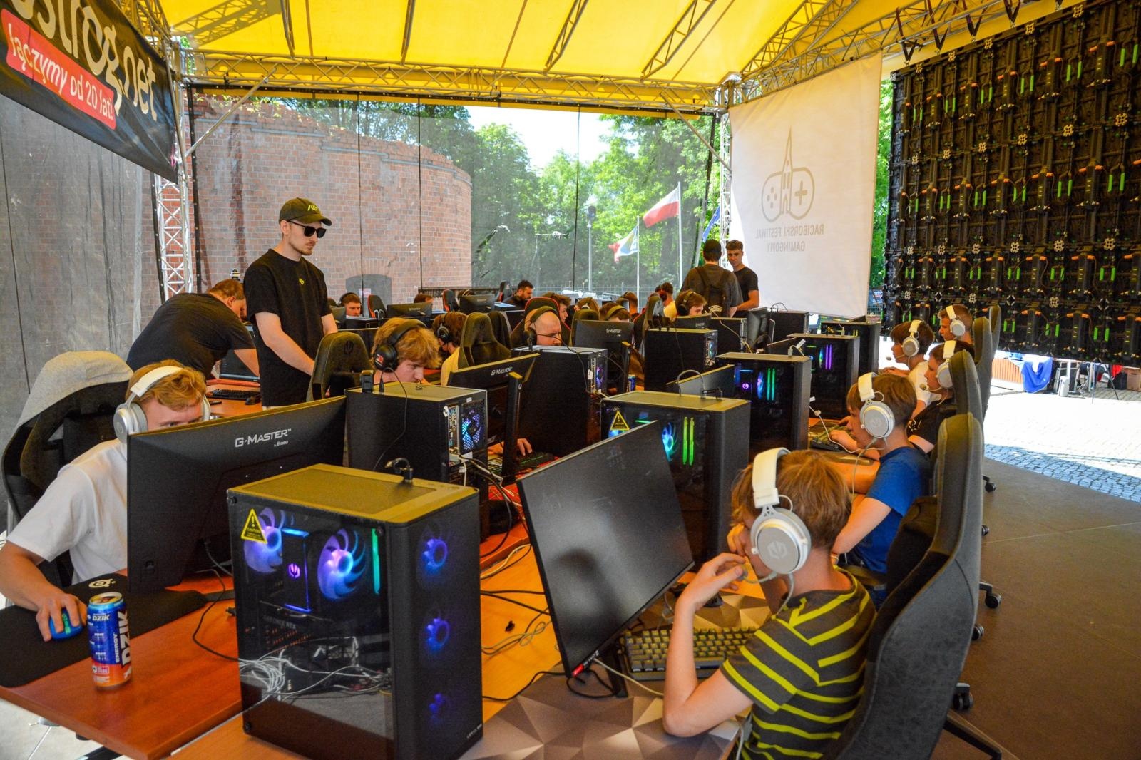 Zdjęcie w galerii na portalu naszraciborz.pl: VII Raciborski Festiwal Gamingowy trwa na Zamku Piastowskim. E-wydarzenie przyciąga tłumy uczestników wiadomości z regionu