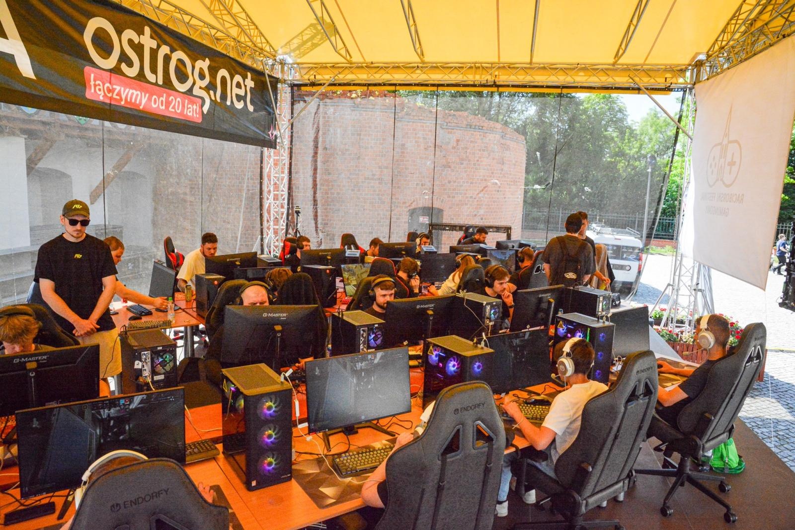 Zdjęcie w galerii na portalu naszraciborz.pl: VII Raciborski Festiwal Gamingowy trwa na Zamku Piastowskim. E-wydarzenie przyciąga tłumy uczestników wiadomości z regionu