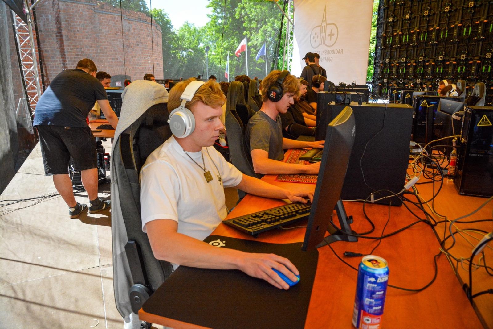Zdjęcie w galerii na portalu naszraciborz.pl: VII Raciborski Festiwal Gamingowy trwa na Zamku Piastowskim. E-wydarzenie przyciąga tłumy uczestników wiadomości z regionu