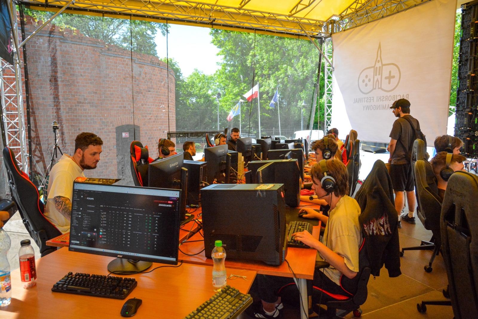 Zdjęcie w galerii na portalu naszraciborz.pl: VII Raciborski Festiwal Gamingowy trwa na Zamku Piastowskim. E-wydarzenie przyciąga tłumy uczestników wiadomości z regionu