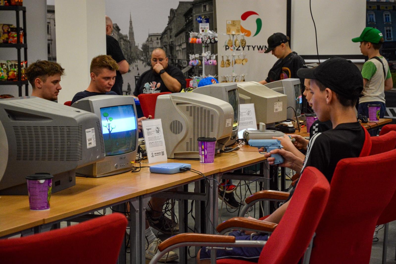 Zdjęcie w galerii na portalu naszraciborz.pl: VII Raciborski Festiwal Gamingowy trwa na Zamku Piastowskim. E-wydarzenie przyciąga tłumy uczestników wiadomości z regionu