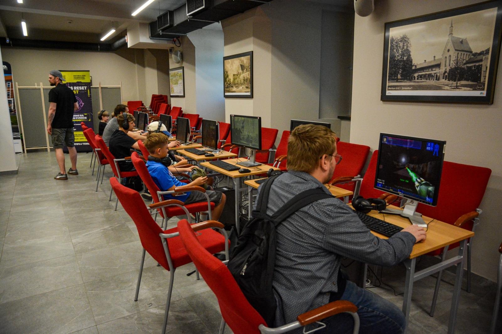 Zdjęcie w galerii na portalu naszraciborz.pl: VII Raciborski Festiwal Gamingowy trwa na Zamku Piastowskim. E-wydarzenie przyciąga tłumy uczestników wiadomości z regionu