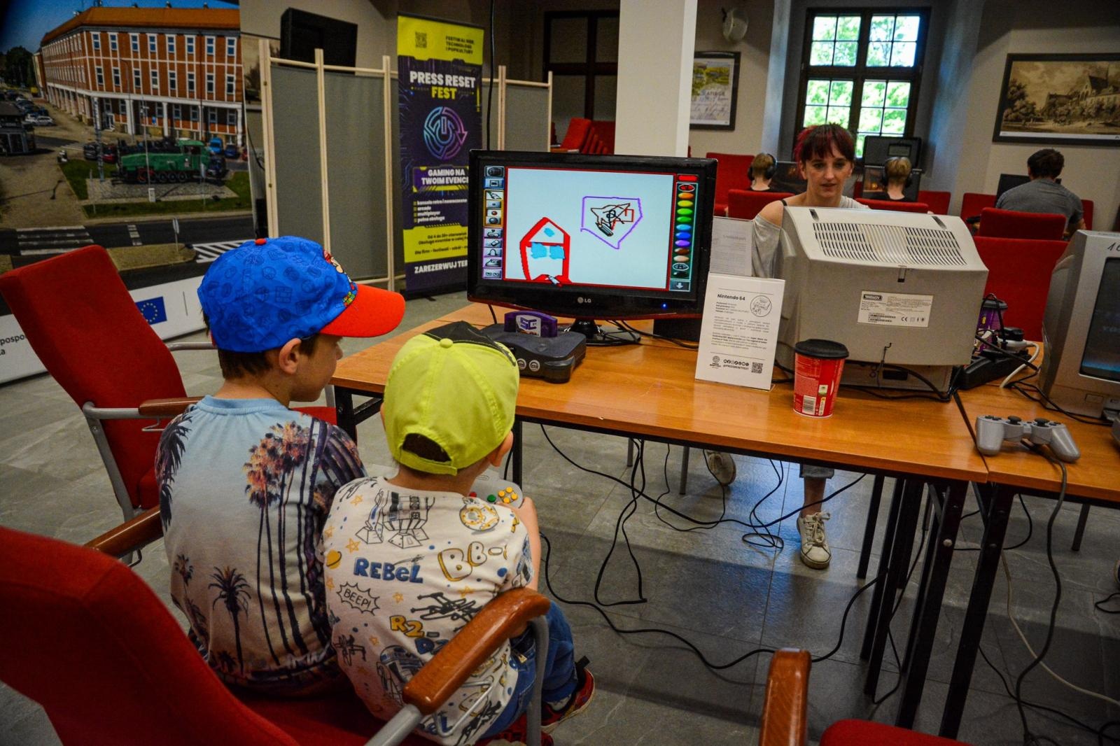 Zdjęcie w galerii na portalu naszraciborz.pl: VII Raciborski Festiwal Gamingowy trwa na Zamku Piastowskim. E-wydarzenie przyciąga tłumy uczestników wiadomości z regionu