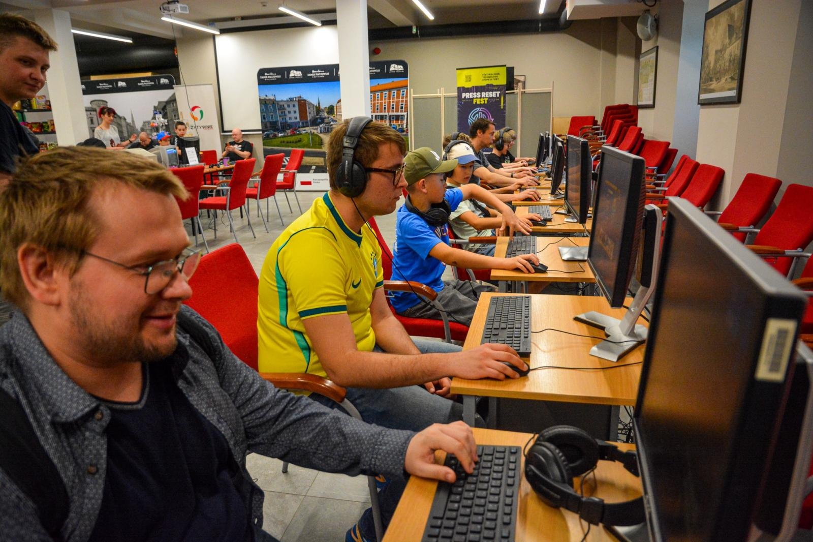 Zdjęcie w galerii na portalu naszraciborz.pl: VII Raciborski Festiwal Gamingowy trwa na Zamku Piastowskim. E-wydarzenie przyciąga tłumy uczestników wiadomości z regionu
