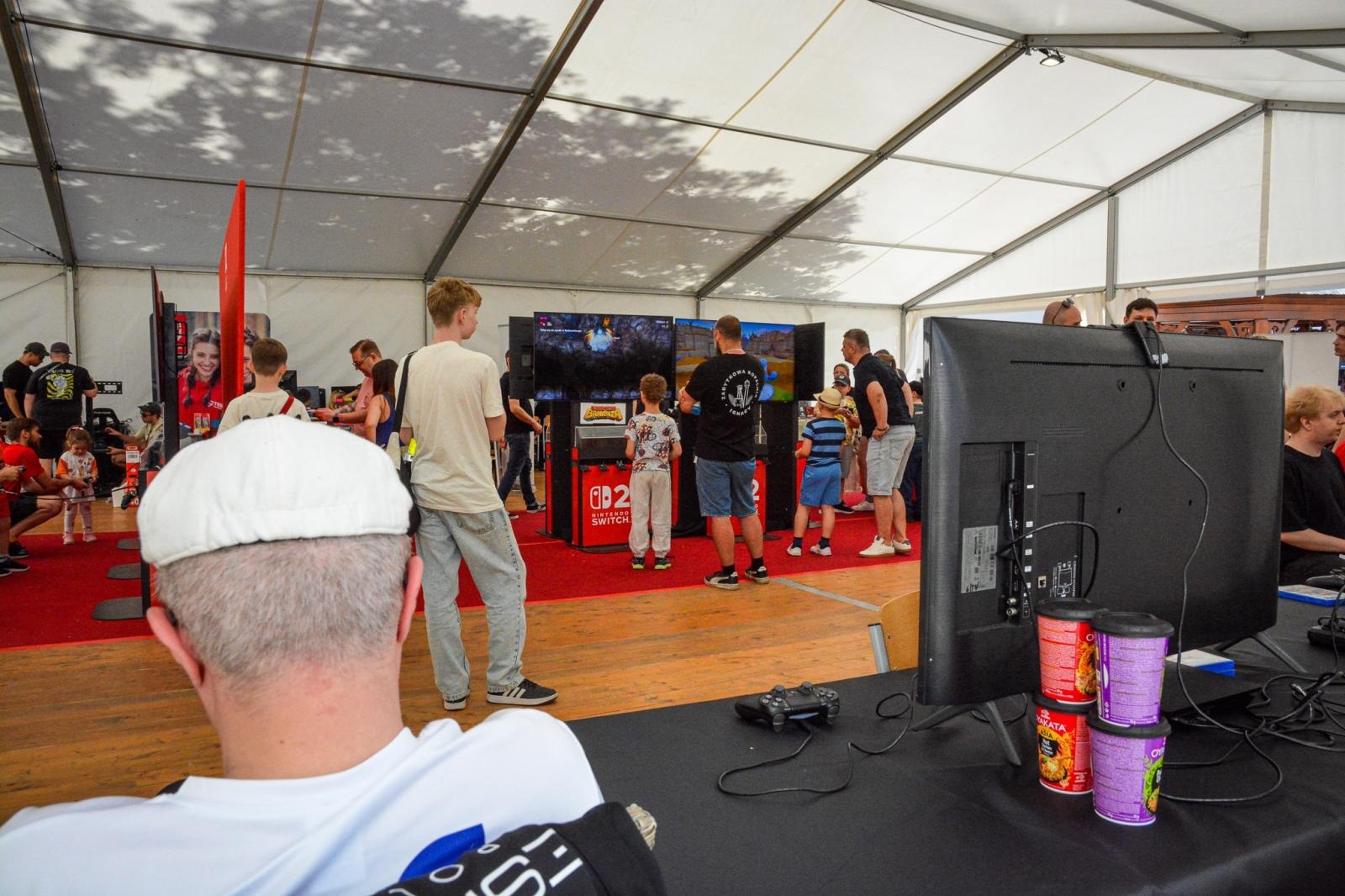Zdjęcie w galerii na portalu naszraciborz.pl: VII Raciborski Festiwal Gamingowy trwa na Zamku Piastowskim. E-wydarzenie przyciąga tłumy uczestników wiadomości z regionu