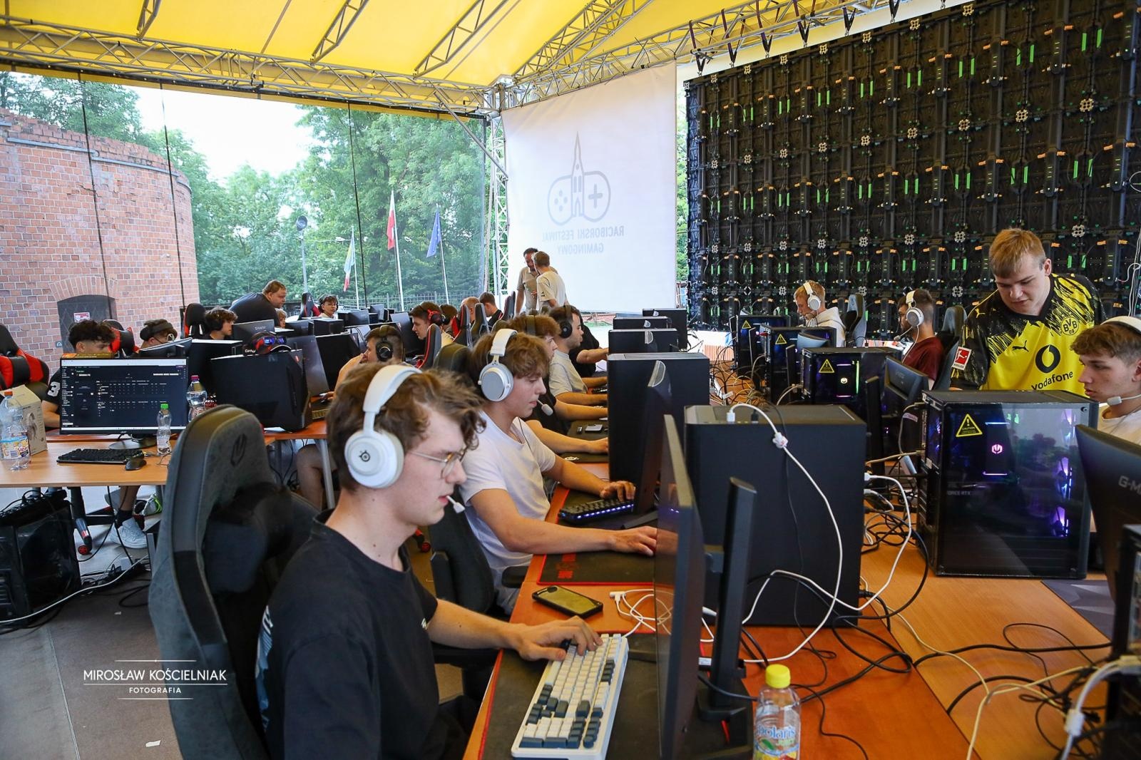Zdjęcie w galerii na portalu naszraciborz.pl: VII Raciborski Festiwal Gamingowy trwa na Zamku Piastowskim. E-wydarzenie przyciąga tłumy uczestników wiadomości z regionu