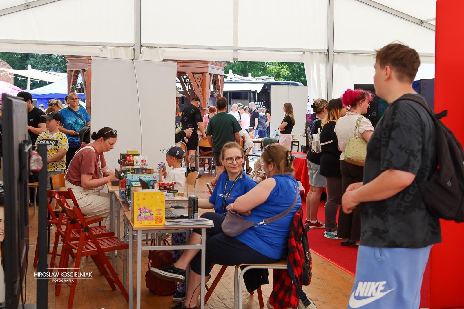 Zdjęcie w galerii na portalu naszraciborz.pl: VII Raciborski Festiwal Gamingowy trwa na Zamku Piastowskim. E-wydarzenie przyciąga tłumy uczestników wiadomości z regionu