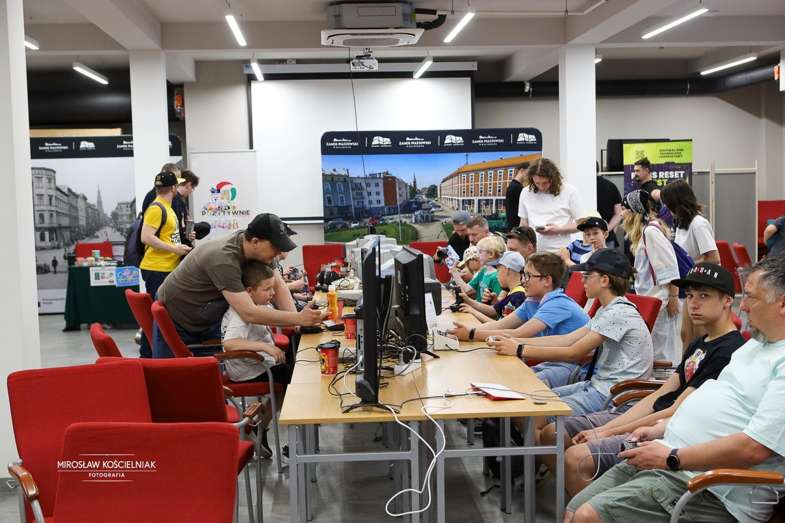 Zdjęcie w galerii na portalu naszraciborz.pl: VII Raciborski Festiwal Gamingowy trwa na Zamku Piastowskim. E-wydarzenie przyciąga tłumy uczestników wiadomości z regionu