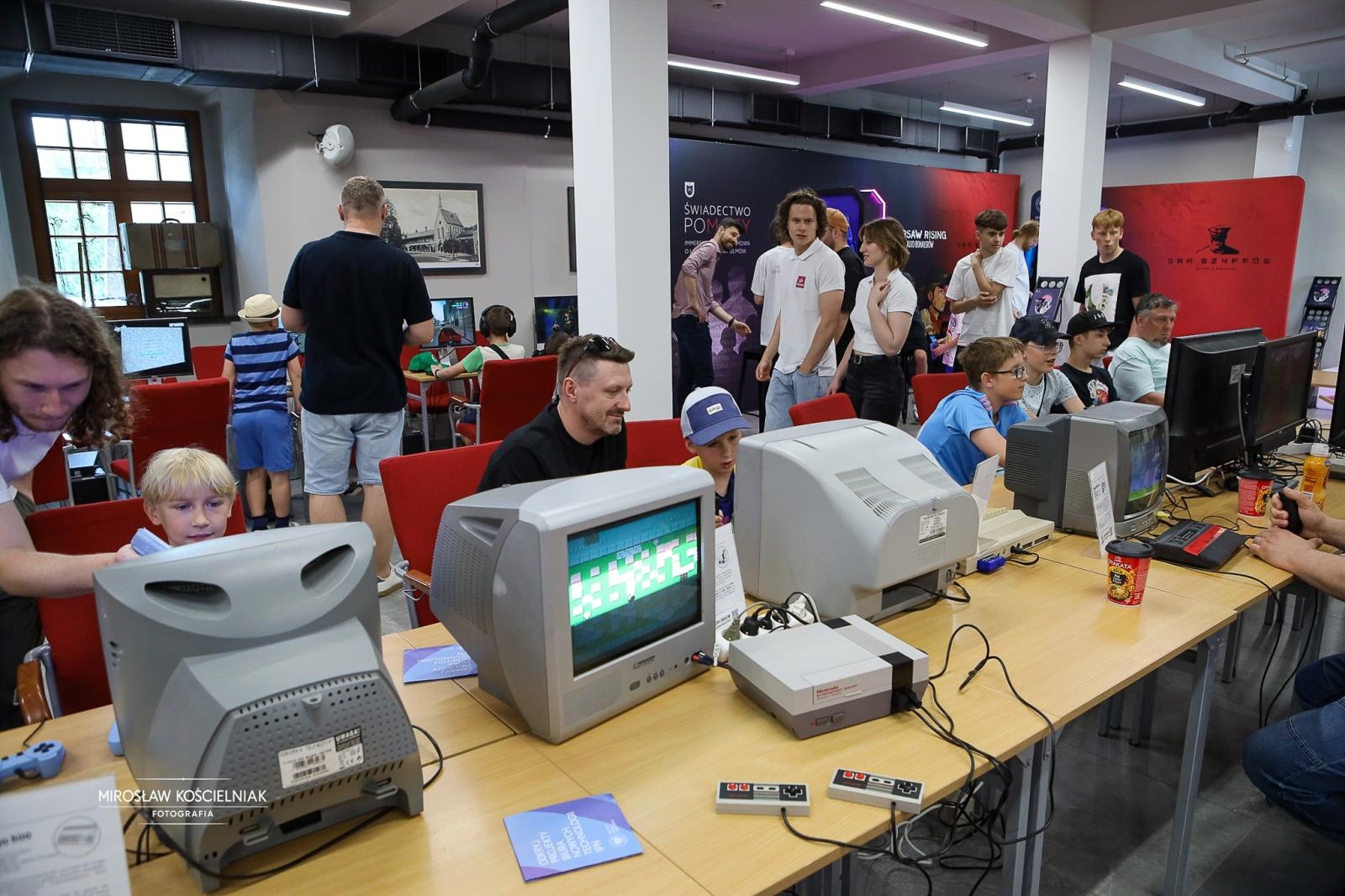 Zdjęcie w galerii na portalu naszraciborz.pl: VII Raciborski Festiwal Gamingowy trwa na Zamku Piastowskim. E-wydarzenie przyciąga tłumy uczestników wiadomości z regionu