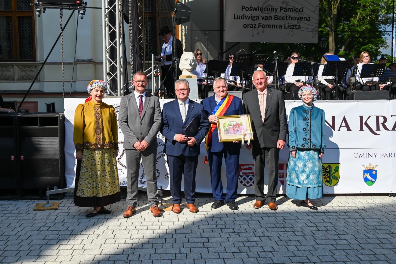 Zdjęcie w galerii na portalu naszraciborz.pl: Pamięci Beethovena i Liszta. Międzynarodowe muzyczne spotkanie przy pałacu Lichnowskich w Krzyżanowicach wiadomości z regionu
