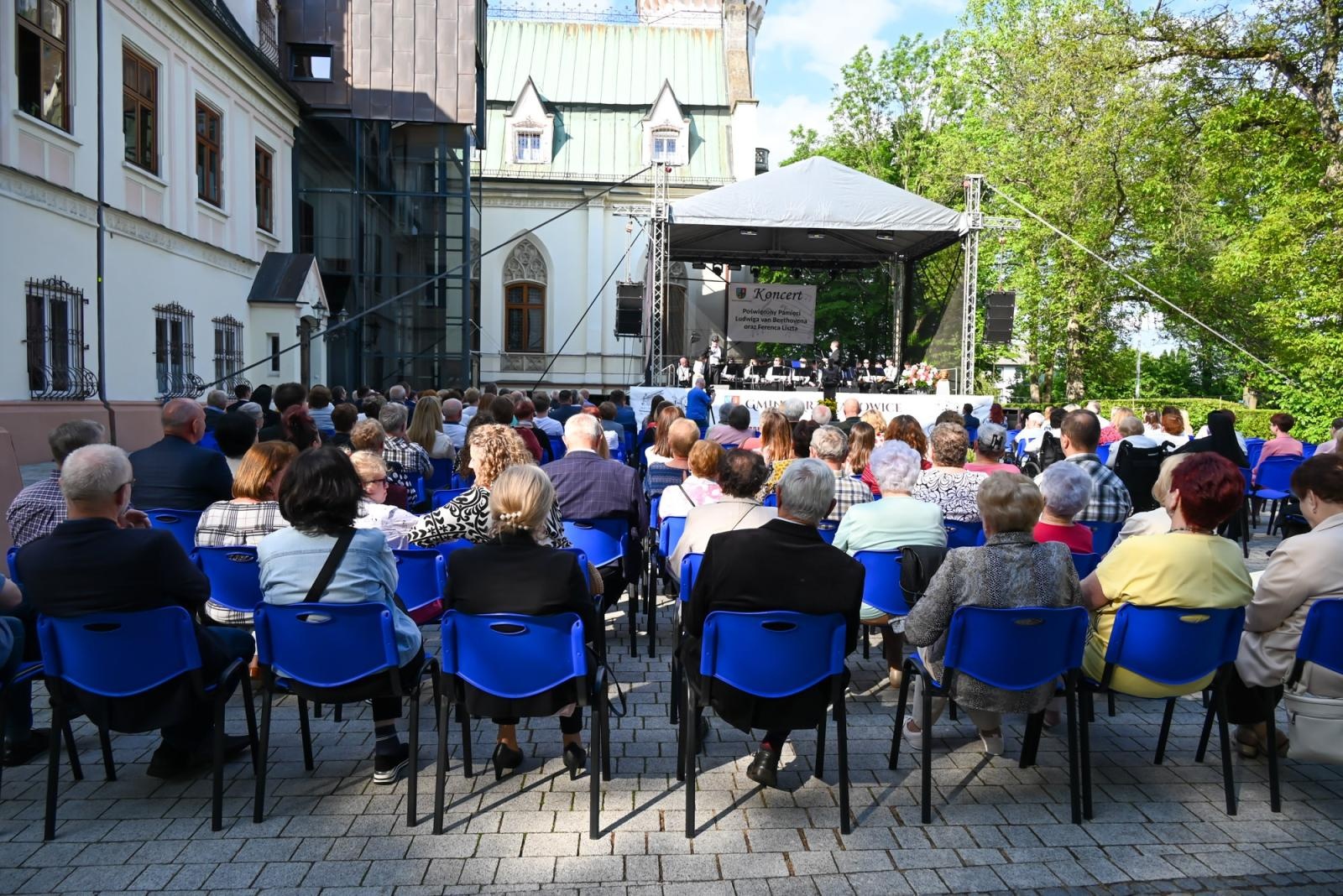 Zdjęcie w galerii na portalu naszraciborz.pl: Pamięci Beethovena i Liszta. Międzynarodowe muzyczne spotkanie przy pałacu Lichnowskich w Krzyżanowicach wiadomości z regionu