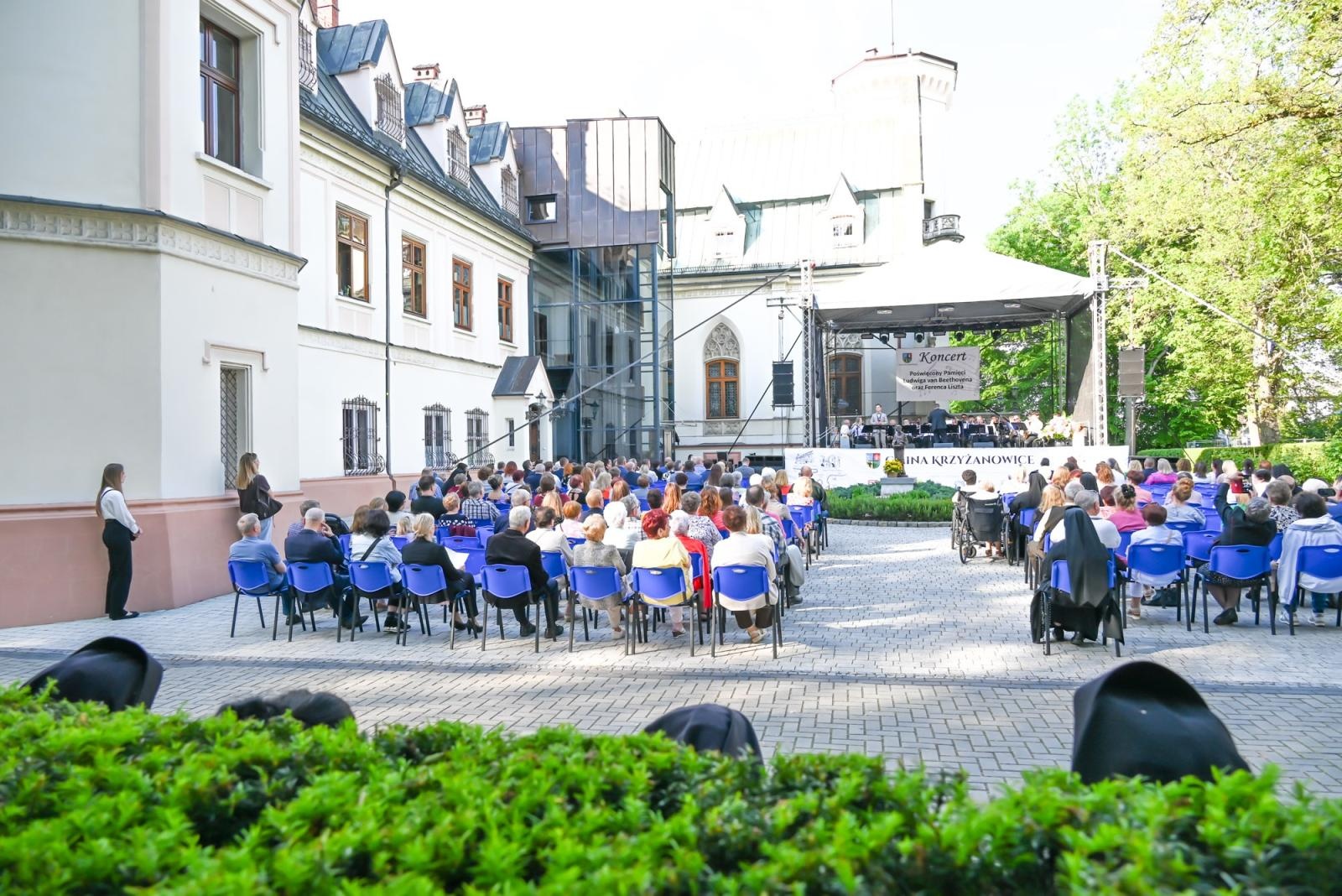 Zdjęcie w galerii na portalu naszraciborz.pl: Pamięci Beethovena i Liszta. Międzynarodowe muzyczne spotkanie przy pałacu Lichnowskich w Krzyżanowicach wiadomości z regionu