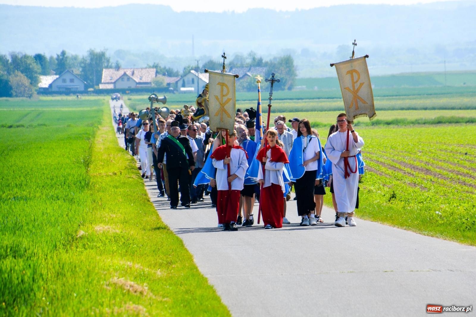 Zdjęcie w galerii na portalu naszraciborz.pl: Procesja na Urbanek łączy wiernych polsko-czeskiego pogranicza wiadomości z regionu