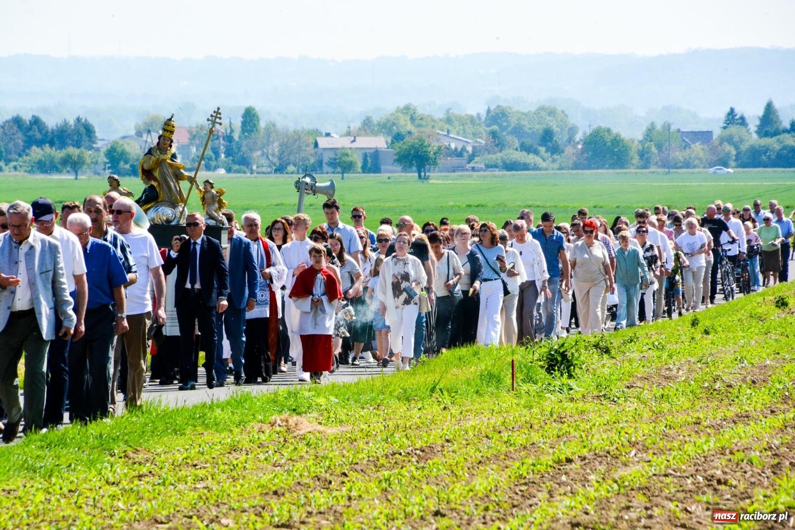Zdjęcie w galerii na portalu naszraciborz.pl: Procesja na Urbanek łączy wiernych polsko-czeskiego pogranicza wiadomości z regionu