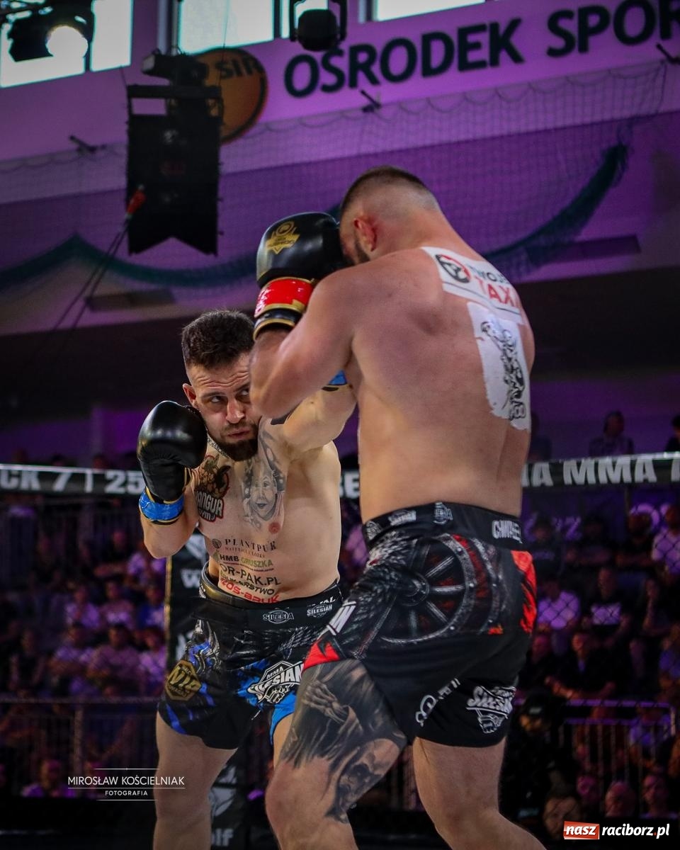 Zdjęcie w galerii na portalu naszraciborz.pl: Silesian MMA 26 i Walcz i Pomagaj 16 przyciągnęły tłumy. Rafako Arena wypełniła się do ostatniego miejsca wiadomości z regionu