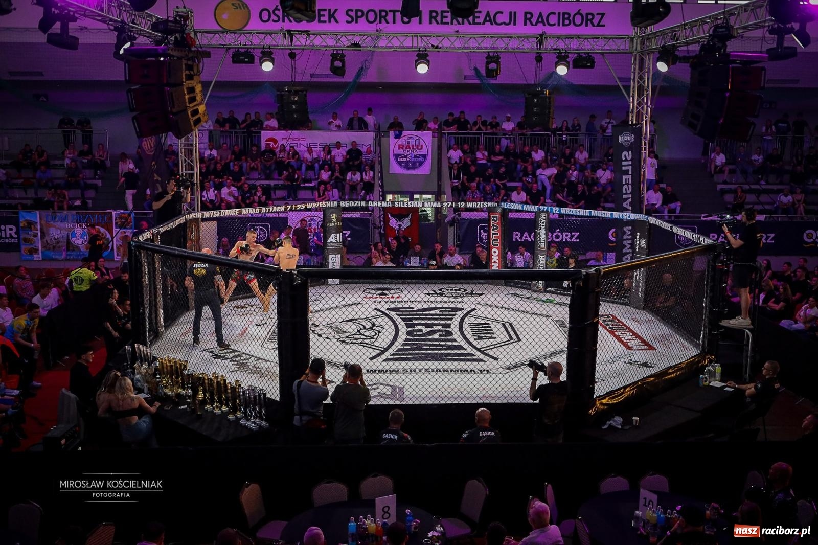 Zdjęcie w galerii na portalu naszraciborz.pl: Silesian MMA 26 i Walcz i Pomagaj 16 przyciągnęły tłumy. Rafako Arena wypełniła się do ostatniego miejsca wiadomości z regionu