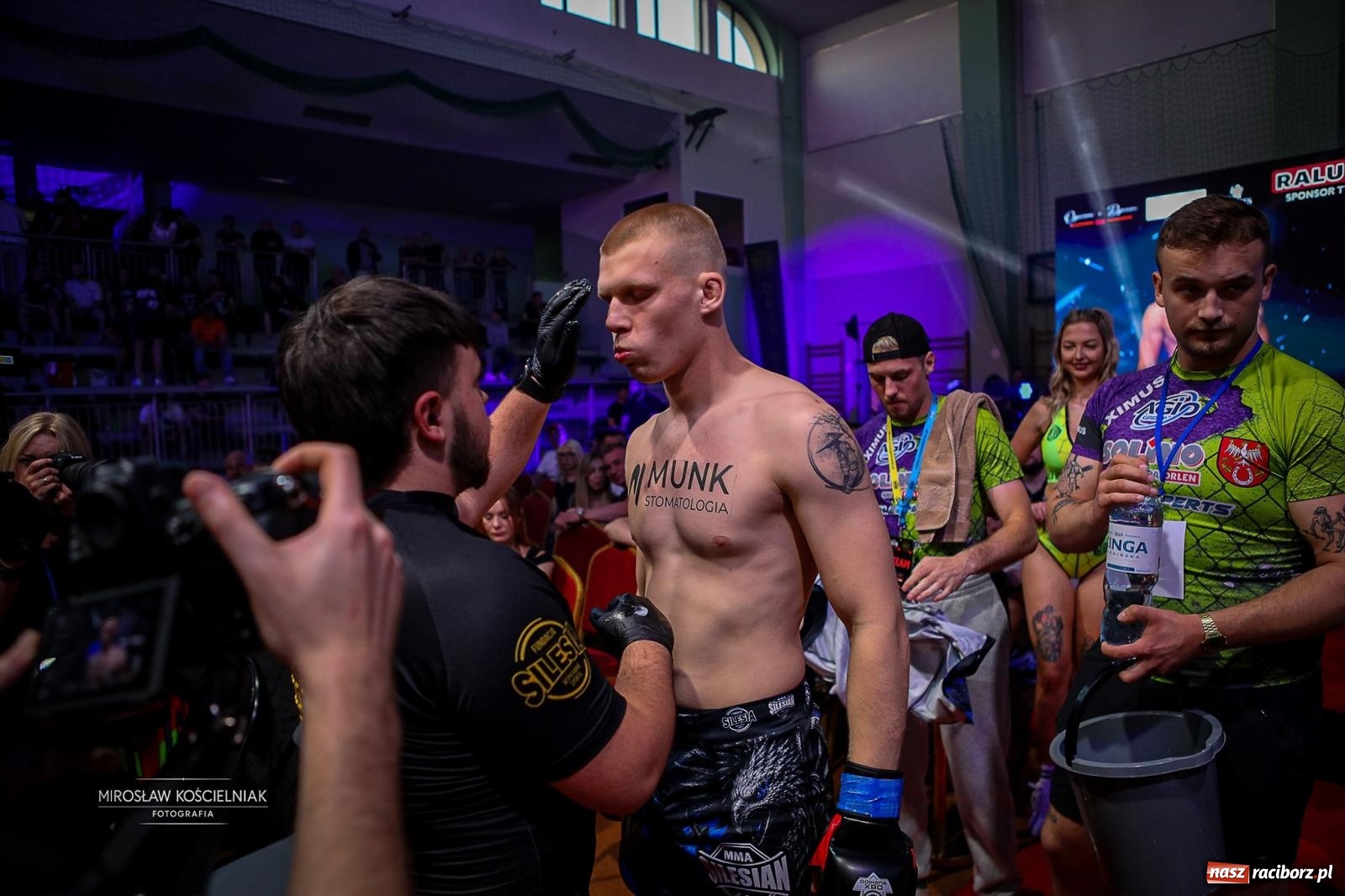 Zdjęcie w galerii na portalu naszraciborz.pl: Silesian MMA 26 i Walcz i Pomagaj 16 przyciągnęły tłumy. Rafako Arena wypełniła się do ostatniego miejsca wiadomości z regionu