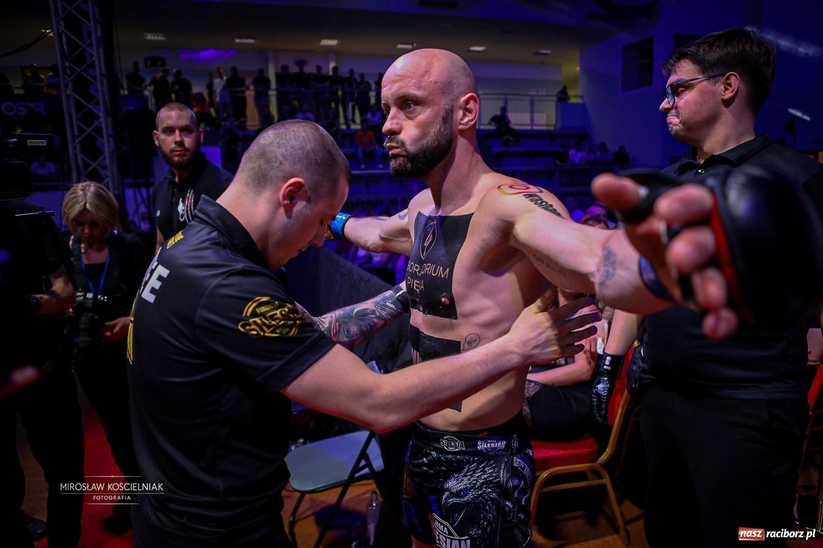 Zdjęcie w galerii na portalu naszraciborz.pl: Silesian MMA 26 i Walcz i Pomagaj 16 przyciągnęły tłumy. Rafako Arena wypełniła się do ostatniego miejsca wiadomości z regionu