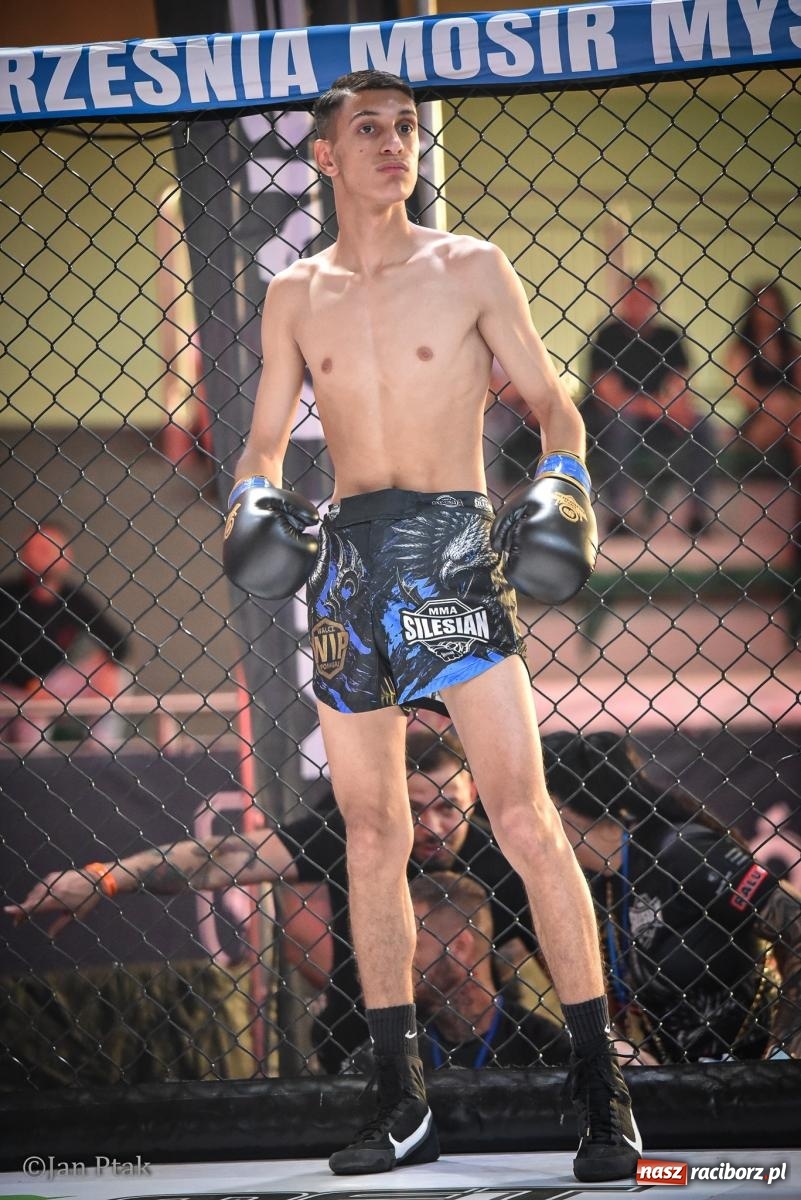 Zdjęcie w galerii na portalu naszraciborz.pl: Silesian MMA 26 i Walcz i Pomagaj 16 na BIS! Komplet publiczności i powrót dużej gali MMA do Raciborza wiadomości z regionu