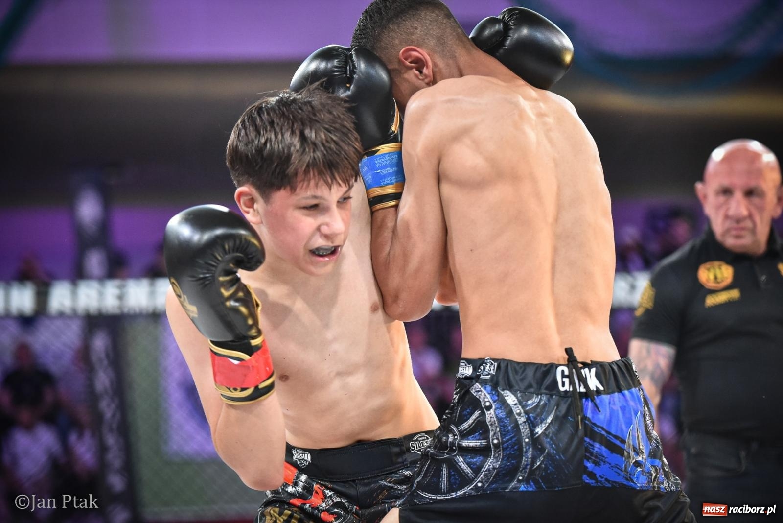 Zdjęcie w galerii na portalu naszraciborz.pl: Silesian MMA 26 i Walcz i Pomagaj 16 na BIS! Komplet publiczności i powrót dużej gali MMA do Raciborza wiadomości z regionu
