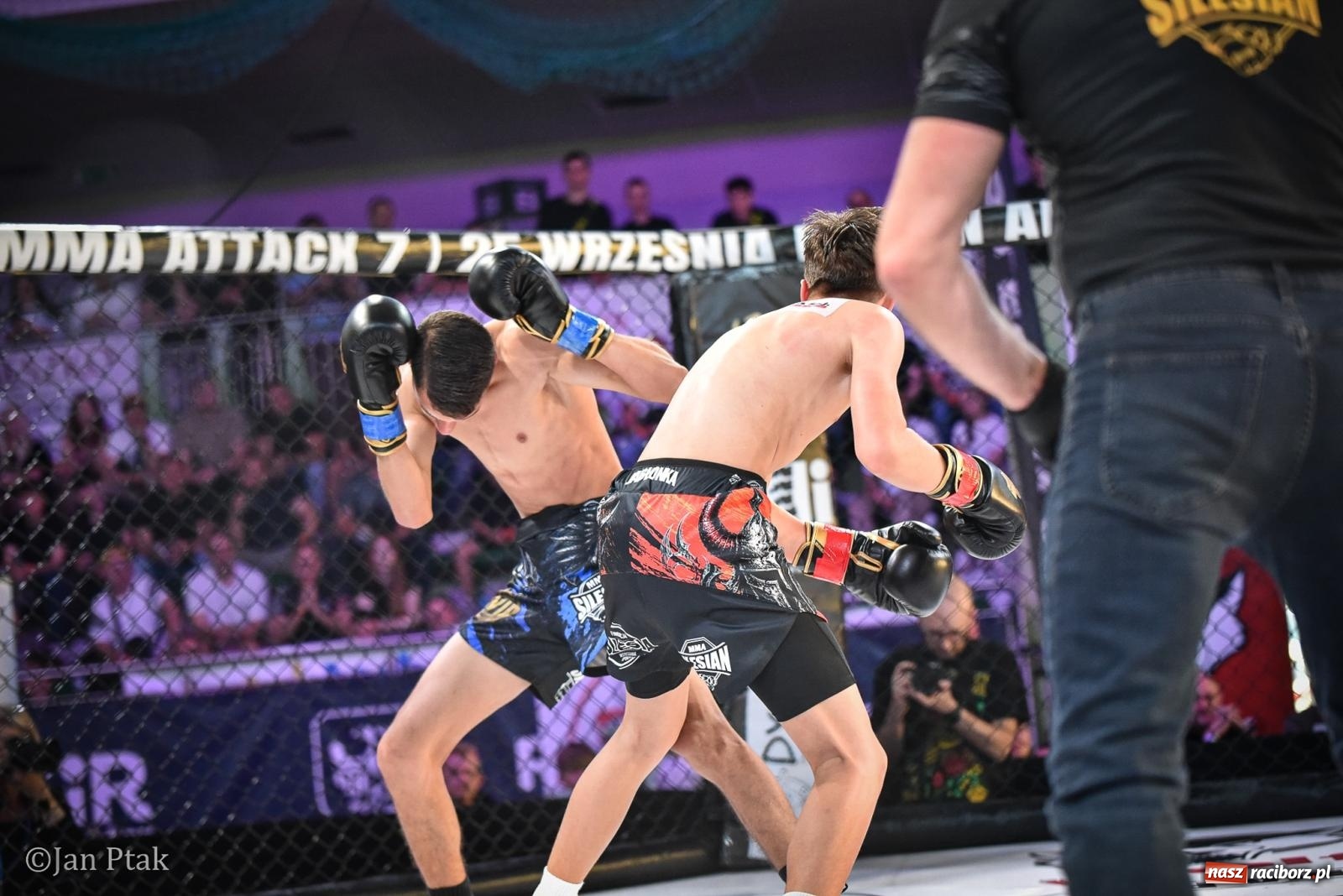 Zdjęcie w galerii na portalu naszraciborz.pl: Silesian MMA 26 i Walcz i Pomagaj 16 na BIS! Komplet publiczności i powrót dużej gali MMA do Raciborza wiadomości z regionu