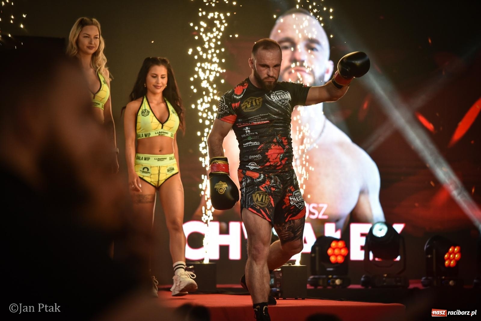Zdjęcie w galerii na portalu naszraciborz.pl: Silesian MMA 26 i Walcz i Pomagaj 16 na BIS! Komplet publiczności i powrót dużej gali MMA do Raciborza wiadomości z regionu