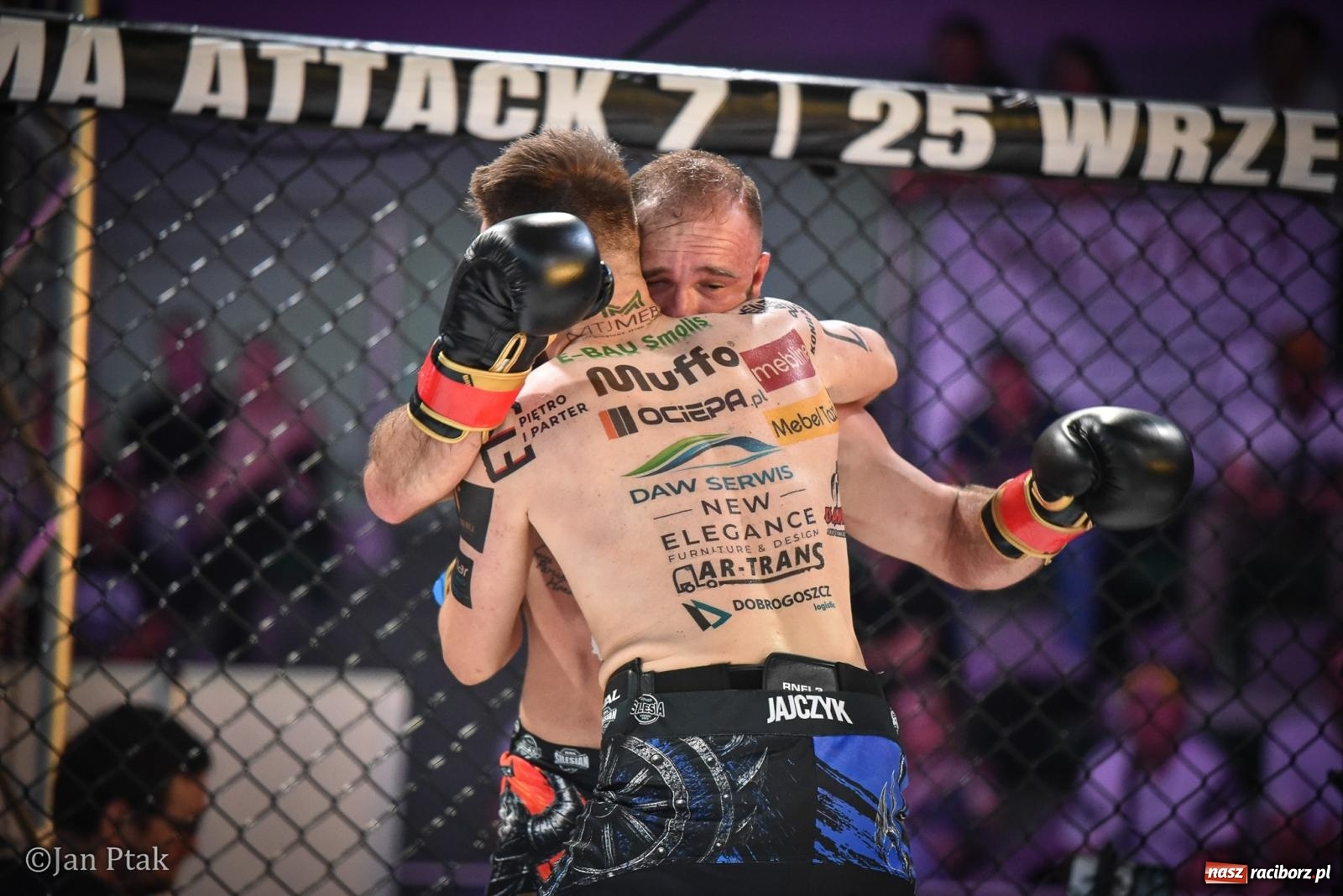 Zdjęcie w galerii na portalu naszraciborz.pl: Silesian MMA 26 i Walcz i Pomagaj 16 na BIS! Komplet publiczności i powrót dużej gali MMA do Raciborza wiadomości z regionu