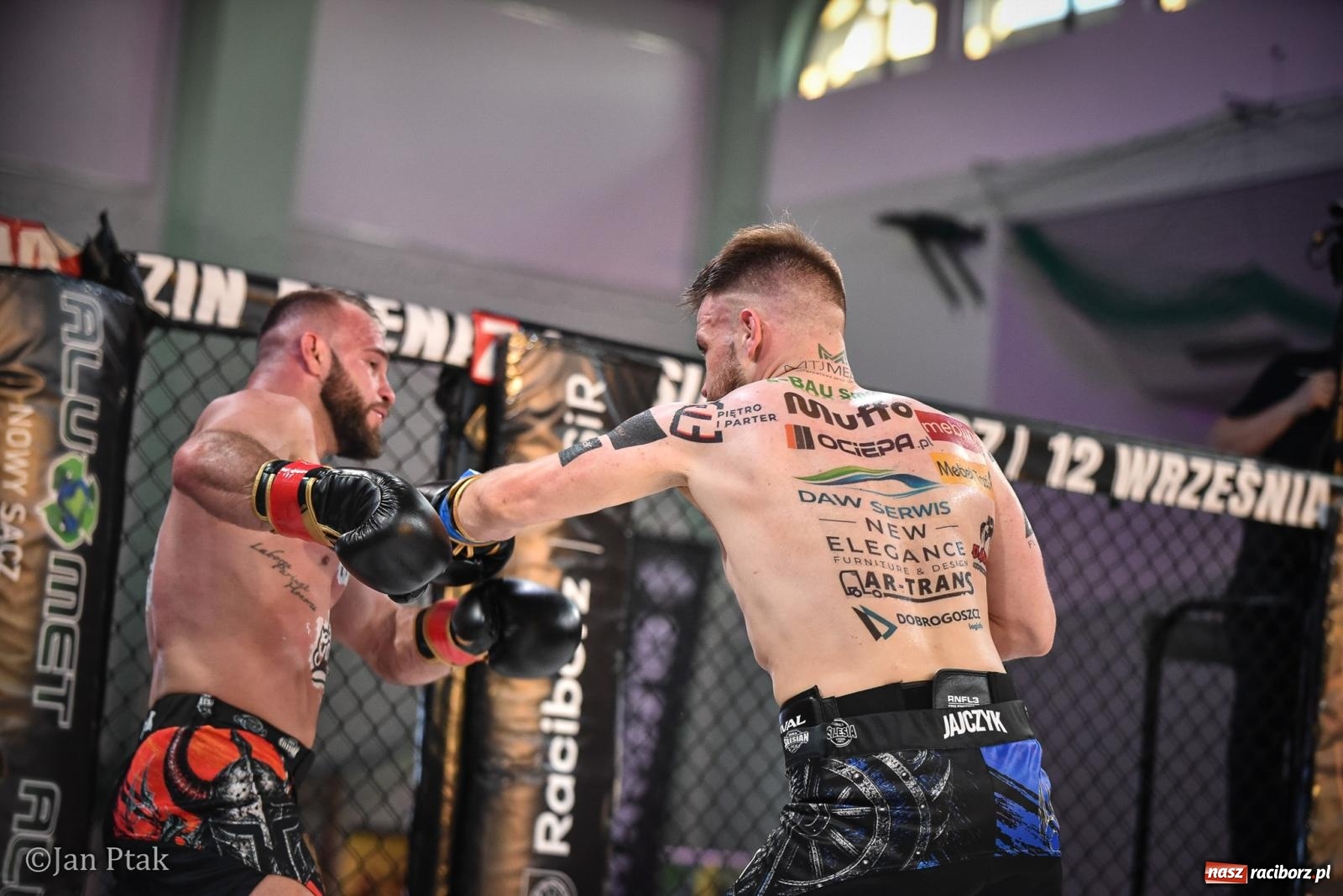 Zdjęcie w galerii na portalu naszraciborz.pl: Silesian MMA 26 i Walcz i Pomagaj 16 na BIS! Komplet publiczności i powrót dużej gali MMA do Raciborza wiadomości z regionu