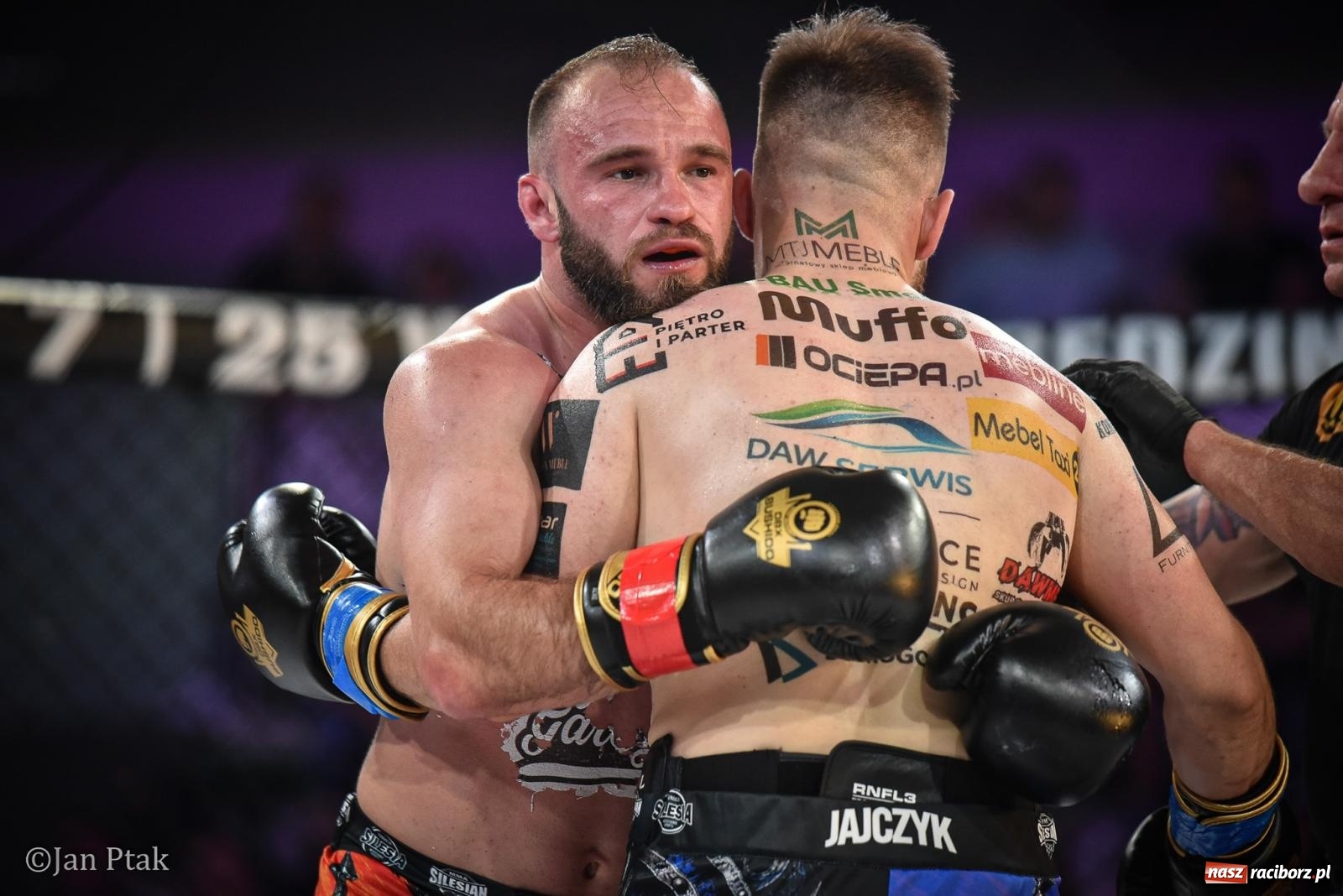 Zdjęcie w galerii na portalu naszraciborz.pl: Silesian MMA 26 i Walcz i Pomagaj 16 na BIS! Komplet publiczności i powrót dużej gali MMA do Raciborza wiadomości z regionu