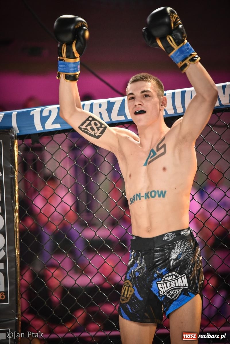 Zdjęcie w galerii na portalu naszraciborz.pl: Silesian MMA 26 i Walcz i Pomagaj 16 na BIS! Komplet publiczności i powrót dużej gali MMA do Raciborza wiadomości z regionu
