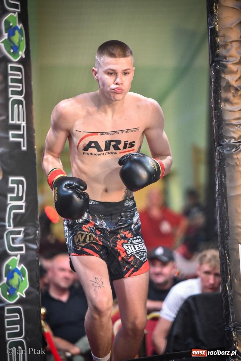Zdjęcie w galerii na portalu naszraciborz.pl: Silesian MMA 26 i Walcz i Pomagaj 16 na BIS! Komplet publiczności i powrót dużej gali MMA do Raciborza wiadomości z regionu