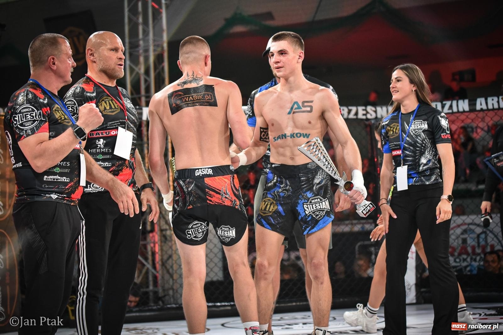 Zdjęcie w galerii na portalu naszraciborz.pl: Silesian MMA 26 i Walcz i Pomagaj 16 na BIS! Komplet publiczności i powrót dużej gali MMA do Raciborza wiadomości z regionu