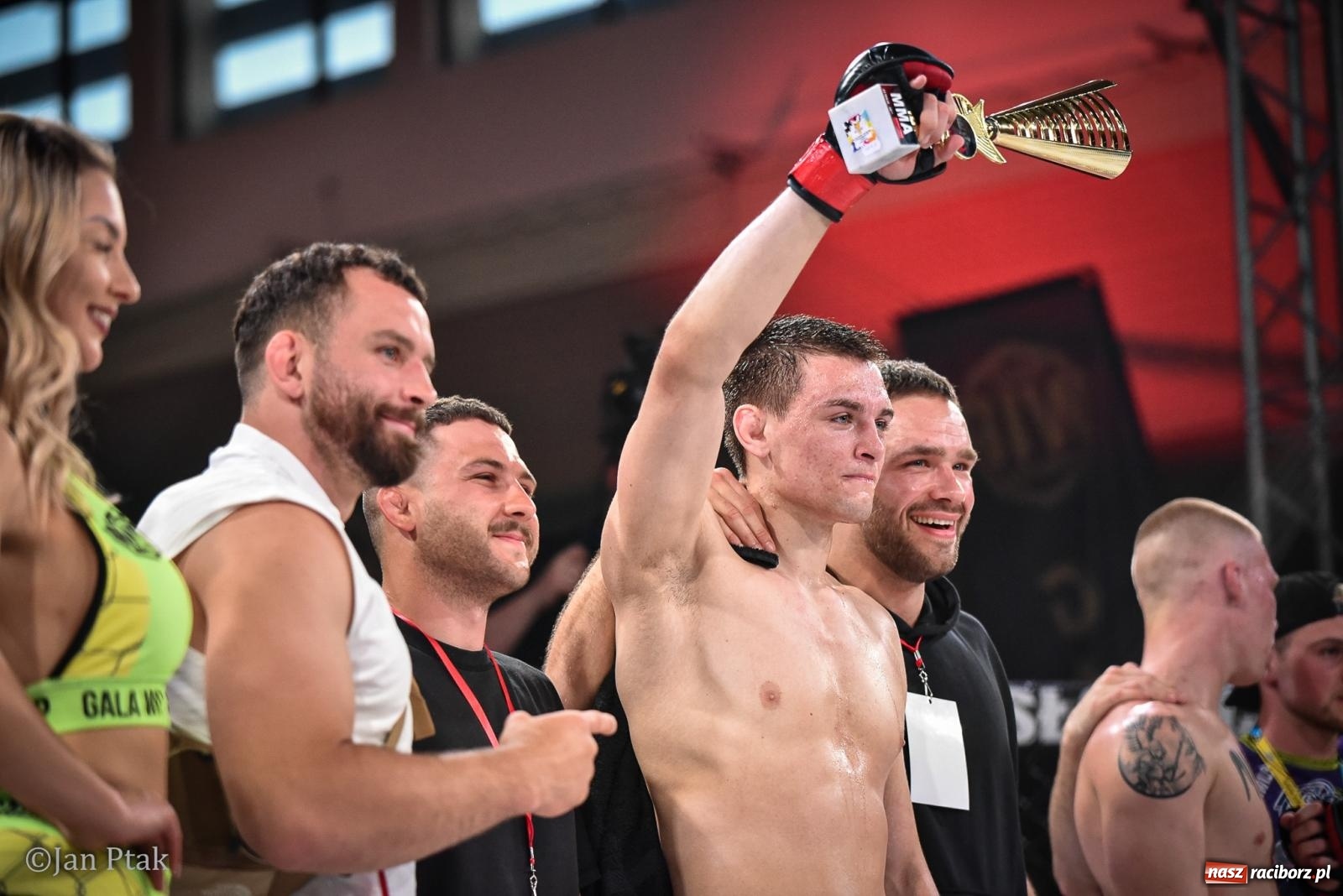 Zdjęcie w galerii na portalu naszraciborz.pl: Silesian MMA 26 i Walcz i Pomagaj 16 na BIS! Komplet publiczności i powrót dużej gali MMA do Raciborza wiadomości z regionu