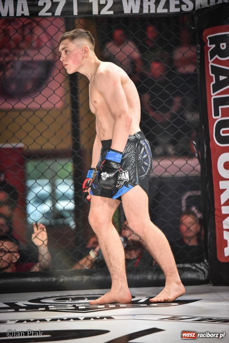 Zdjęcie w galerii na portalu naszraciborz.pl: Silesian MMA 26 i Walcz i Pomagaj 16 na BIS! Komplet publiczności i powrót dużej gali MMA do Raciborza wiadomości z regionu