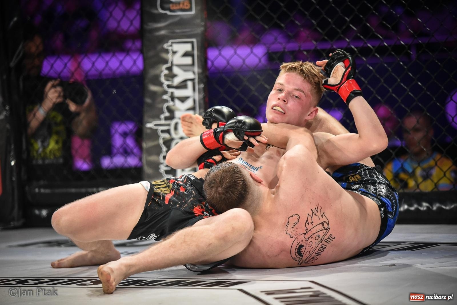 Zdjęcie w galerii na portalu naszraciborz.pl: Silesian MMA 26 i Walcz i Pomagaj 16 na BIS! Komplet publiczności i powrót dużej gali MMA do Raciborza wiadomości z regionu