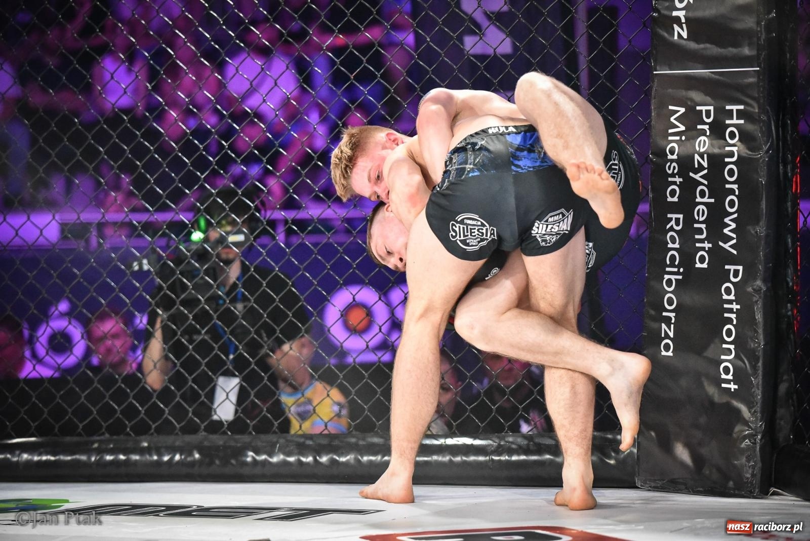 Zdjęcie w galerii na portalu naszraciborz.pl: Silesian MMA 26 i Walcz i Pomagaj 16 na BIS! Komplet publiczności i powrót dużej gali MMA do Raciborza wiadomości z regionu