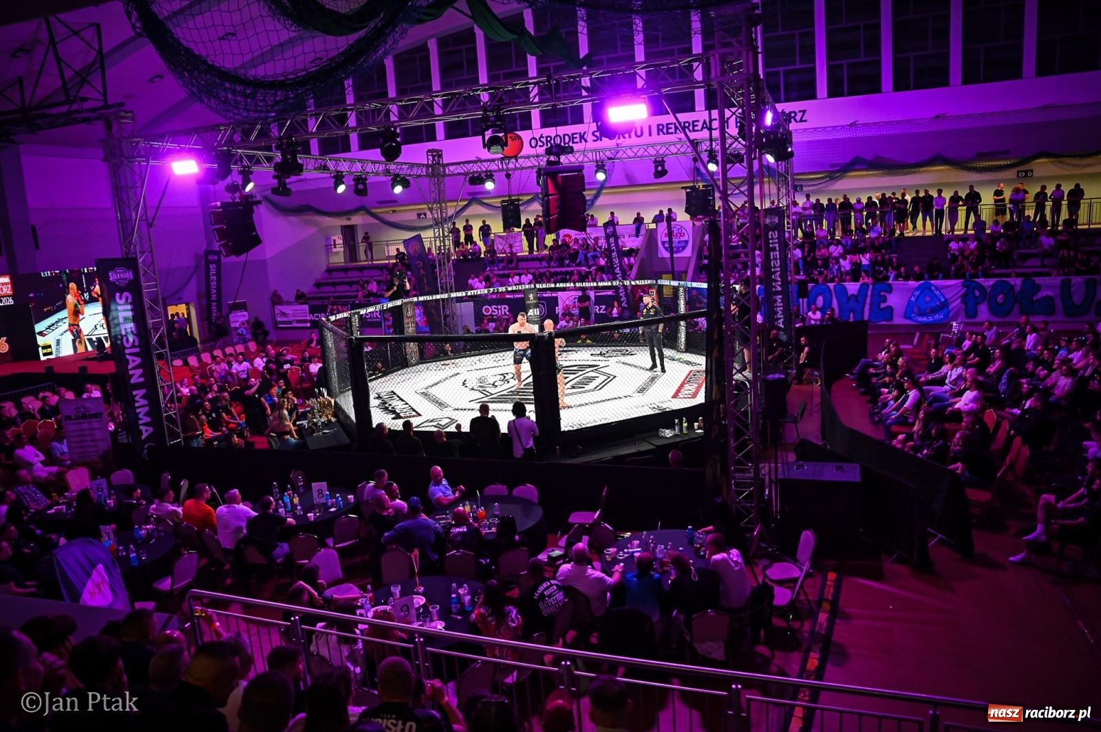 Zdjęcie w galerii na portalu naszraciborz.pl: Silesian MMA 26 i Walcz i Pomagaj 16 na BIS! Komplet publiczności i powrót dużej gali MMA do Raciborza wiadomości z regionu