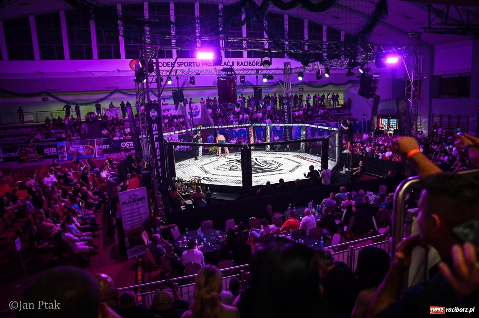 Zdjęcie w galerii na portalu naszraciborz.pl: Silesian MMA 26 i Walcz i Pomagaj 16 na BIS! Komplet publiczności i powrót dużej gali MMA do Raciborza wiadomości z regionu